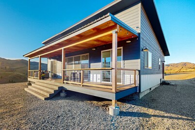 Methow River Ranch home with river access & beautiful deck - dog-friendly