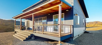 Methow River Ranch home with river access & beautiful deck - dog-friendly