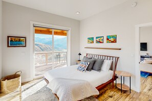 3 bedrooms, internet, bed sheets - Methow River Ranch home with river access & beautiful deck - dog-friendly (Methow)