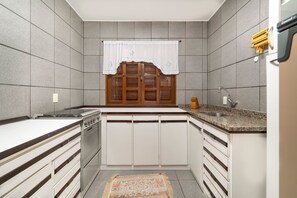 Villa | Private kitchen | Fridge, microwave, cookware/dishes/utensils - 914 - Casa 3 dormitórios para 8 pessoas (Bombinhas)