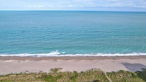Een strand met uitzicht op de oceaan en een zandstrand.
