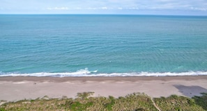 Ubicación a pie de playa, tumbonas y toallas de playa