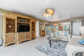 TV - Ocean Village - Beach Condo just a few steps away from the beach 🏖 (Fort Pierce)