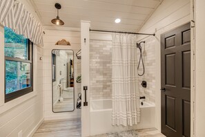 Douche, séchoir à cheveux, serviettes fournies, savon