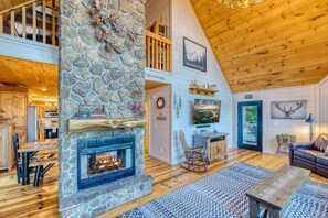 Smart TV, fireplace, table football, books - Amazing Views! Hot Tub, Dog Friendly, Game Room, Peloton! (Blue Ridge)