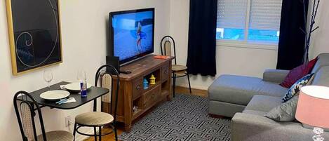 Een flatscreentelevisie