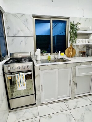 Fridge, microwave, oven, stovetop - Beautiful clean home close to San Salvador, Airport, Zacateculuca 3bed 1 bath (Zacatecoluca)