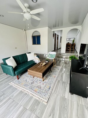 Smart TV - Beautiful clean home close to San Salvador, Airport, Zacateculuca 3bed 1 bath (Zacatecoluca)