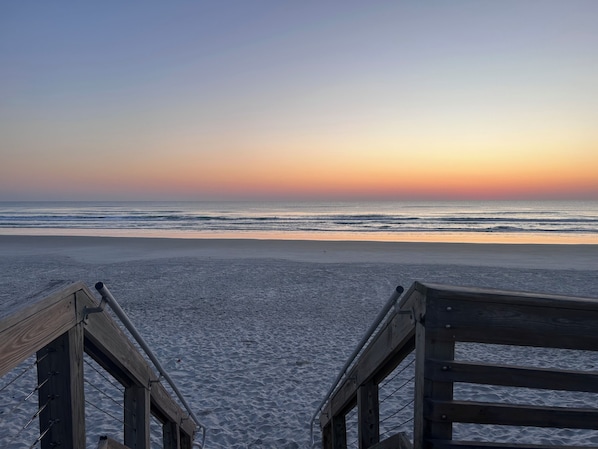Playa en los alrededores y camastros