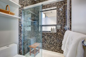 Een haardroger, handdoeken, zeep, shampoo