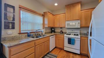 Réfrigérateur, micro-ondes, plaque de cuisson, cafetière/bouilloire