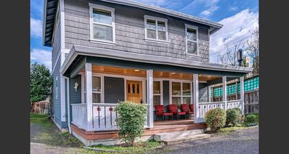 Pioneer Mega 3 vacation homes offering 8 Bedrooms, 5 bathrooms, laundry, TV, and kitchens.