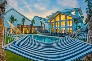 A heated pool - 2 Blocks to Beach With Pool & Putting Green (Jacksonville Beach)