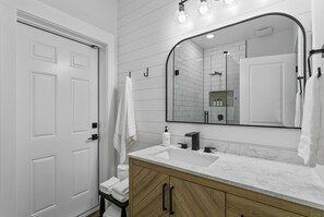 Combined shower/tub, hair dryer, towels - 2 Blocks to Beach With Pool & Putting Green (Jacksonville Beach)