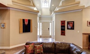 Living area - 3 bedroom Beautiful Home minutes from Capitol Reef National Park (Teasdale)