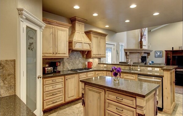 Private kitchen | Fridge, microwave, oven, stovetop