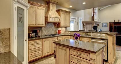 3 bedroom Beautiful Home minutes from Capitol Reef National Park