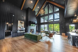 智能電視、壁爐、電子遊戲、足球機