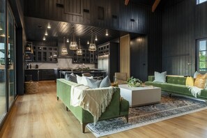 Smart TV, chimenea, videojuegos y futbolito 