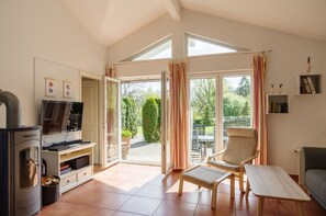 Fernseher, Kamin, DVD-Player