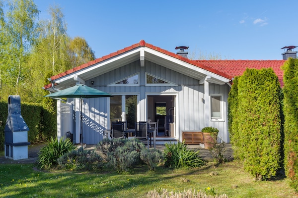 Teilüberdachte Terrasse mit Grillofen