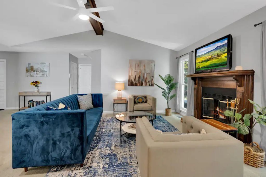 Gorgeous S. Nash Home! 16 min. from Downtown! Super Fast Wi-Fi! Cook's Kitchen!
