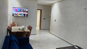 Family Apartment | Ruang tamu | 43 inci televisyen skrin rata dengan satelit