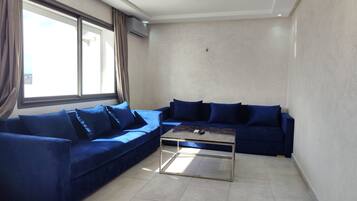 Family Apartment | Ruang tamu | 43 inci televisyen skrin rata dengan satelit