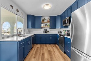 冷蔵庫、電子レンジ、オーブン、コンロ