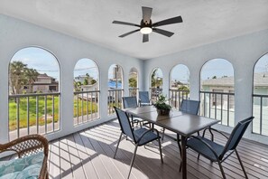 屋外ダイニングエリア