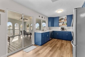 Køleskab, mikrobølgeovn, ovn, kogeplade