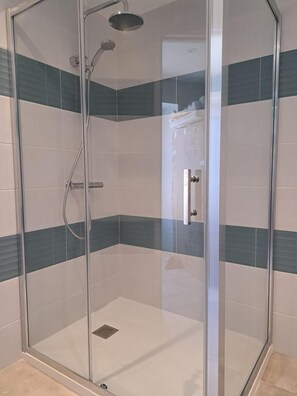 Douche, articles de toilette écologiques, sèche-cheveux
