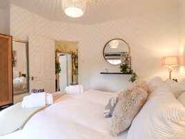 Cottage | 2 bedrooms, individually decorated, individually furnished, free WiFi
