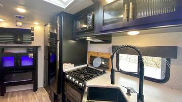 Refrigerador, microondas y parrilla de estufa