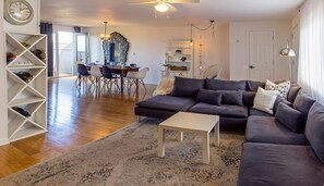 Living area - Cottage offers a sectional sofa, chef's kitchen and open floor plan. (Talent)