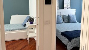 A bedroom with a bed, bedside table, and a nightstand. - CasaMia tra Navigli e Università (Milano)