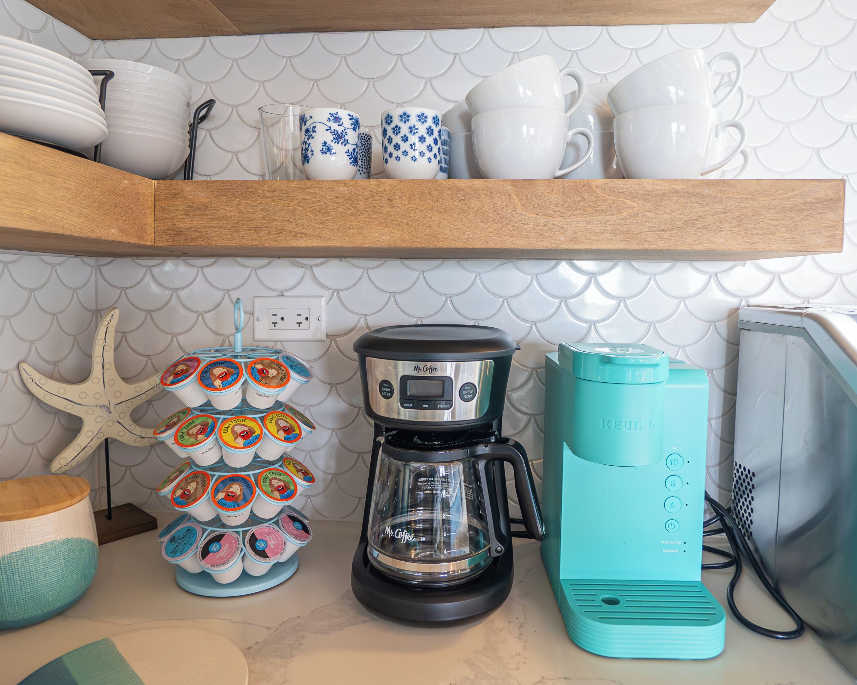 Een keuken met een koffiezetapparaat, een Keurig en een decoratie van een zeester.