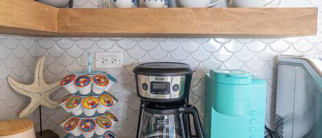 Een keuken met een koffiezetapparaat, een Keurig en een decoratie van een zeester.