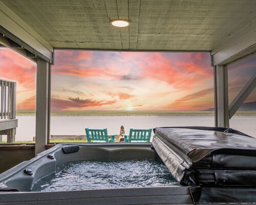 Gorgeous Home on Sargent Beach & ICW! w/ Screen Porch & Hot Tub