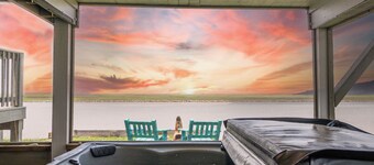 Gorgeous Home on Sargent Beach & ICW! w/ Screen Porch & Hot Tub