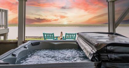 Gorgeous Home on Sargent Beach & ICW! w/ Screen Porch & Hot Tub