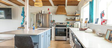Réfrigérateur, four à micro-ondes, un four, surface de cuisson