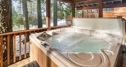 2 bedroom cabin plus loft, huge deck, lodge-style furnishings.