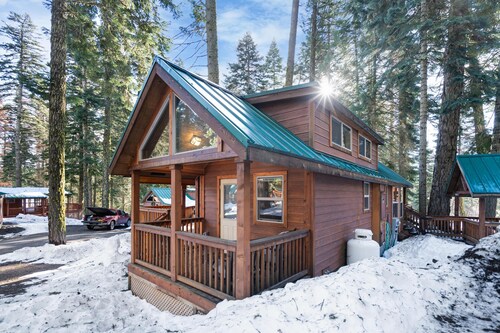 2 bedroom cabin, huge deck, lodge-style furnishings.