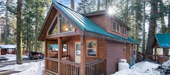 2 bedroom cabin, huge deck, lodge-style furnishings.