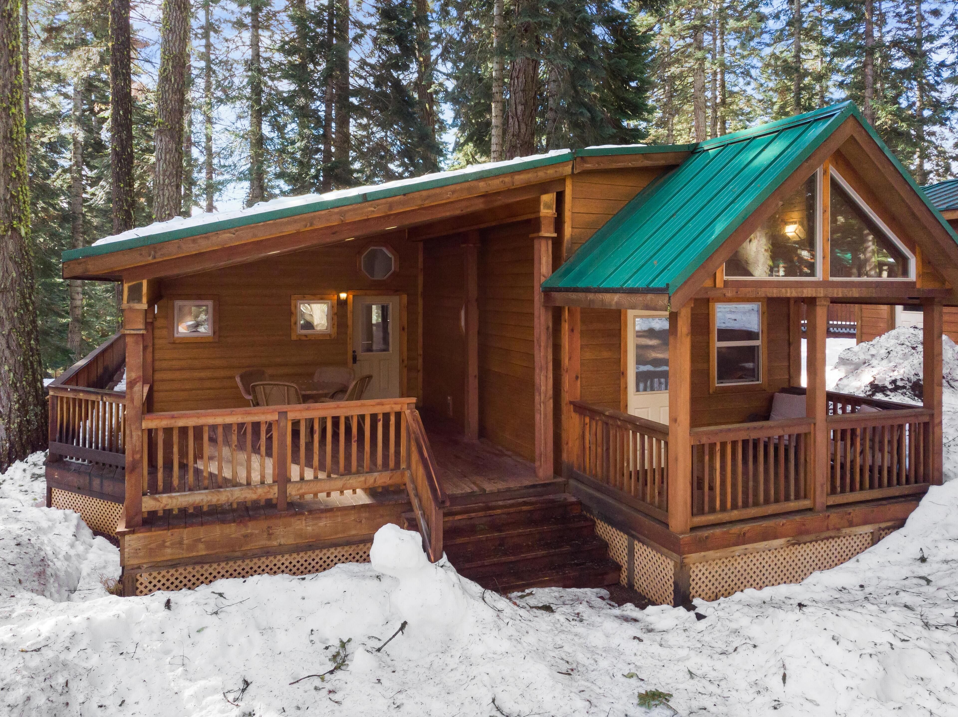 2 bedroom cabin, huge deck, lodge-style furnishings.