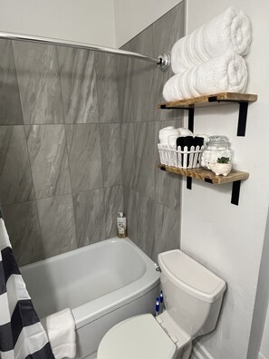 Hair dryer, towels, soap, shampoo - Cottage Grove apt 1 private covered porch (Des Moines)
