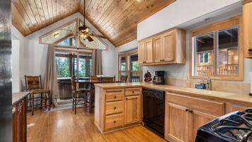 Køleskab, mikrobølgeovn, kogeplade