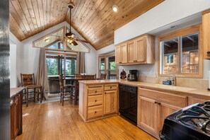 Fridge, microwave, stovetop - 2 cabins with 4 bedrooms, hot tubs, dining room and full kitchen. (Ashland)