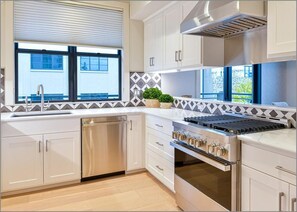 Kjøleskap, mikrobølgeovn, kokeplater og kaffetrakter/tekoker